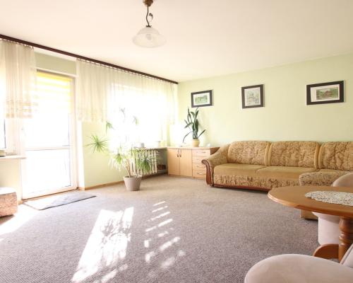 Mieszkanie, Nałęczów,ul. Partyzantów, 3 pokoje, 59m2,  Opis mieszkania: - piętro 3/3- powierzchnia mieszkania: 58,7 m2- salon 2