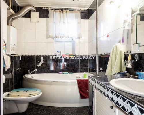 SWOSZOWICE, DOM W ZABUDOWIE BLIŹNIACZEJ, 3 POK