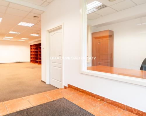 Lokal usługowy w centrum zabudowy mieszkaniowej!