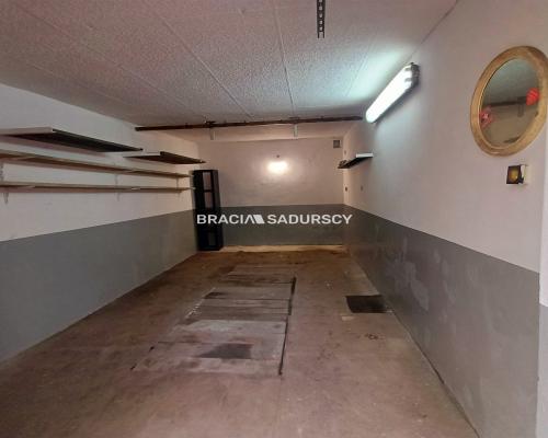 Garaz murowany ul. Spadochroniarzy