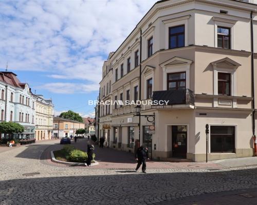 Tarn&oacute;w, Stare Miasto, ul. Rybna/Wałowa. Lokal usługowy o łącznej pow. 267,99 m 2 .  

 Lokal dwupoziomowy: piwnica i par