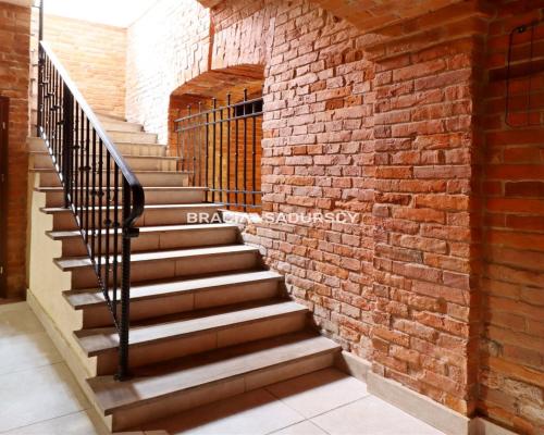 Tarn&oacute;w, Stare Miasto, ul. Rybna/Wałowa. Lokal usługowy o łącznej pow. 267,99 m 2 .  

 Lokal dwupoziomowy: piwnica i par
