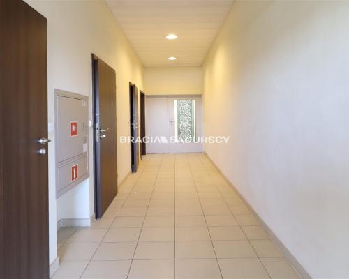 Kokotów, do wynajęcia lokal biurowo-ekspozycyjno-magazynowy - 326 m&sup2;  

 Oferujemy do wynajęcia przestronny lokal o powier