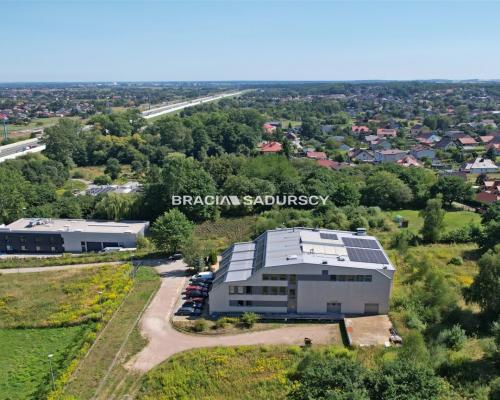 Kokotów, magazyn z częścią biurową 420 m2 - 10 500 zł.  
 
Do wynajęcia magazyn na parterze z powierzchnią biurową na II kondyg