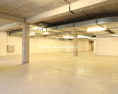 Kokotów, magazyn z częścią biurową 420 m2 - 10 500 zł.  
 
Do wynajęcia magazyn na parterze z powierzchnią biurową na II kondyg