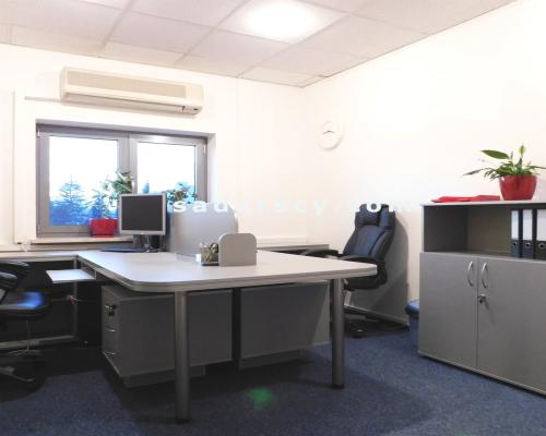 Biuro 60m2 z klimatyzacją, na pierwszym piętrze w Piasecznie, okolice J&oacute;zefosławia.     
 
  Trzy pokoje biurowe z oknam