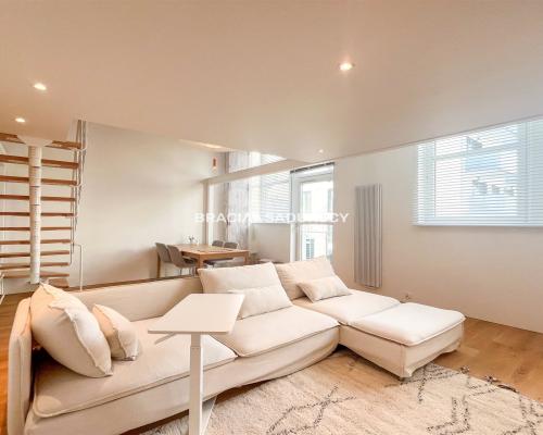 W samym sercu Krakowa, w przestrzeni, gdzie historia spotyka się z nowoczesnością, znajduje się apartament, kt&oacute;ry łączy
