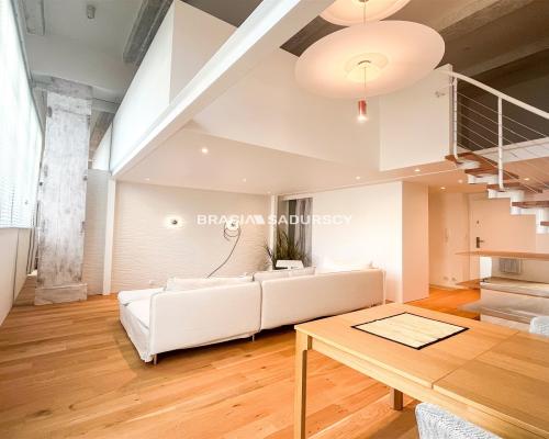 W samym sercu Krakowa, w przestrzeni, gdzie historia spotyka się z nowoczesnością, znajduje się apartament, kt&oacute;ry łączy