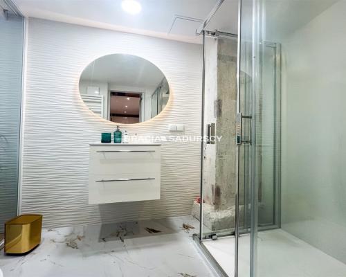W samym sercu Krakowa, w przestrzeni, gdzie historia spotyka się z nowoczesnością, znajduje się apartament, kt&oacute;ry łączy