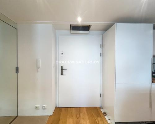 W samym sercu Krakowa, w przestrzeni, gdzie historia spotyka się z nowoczesnością, znajduje się apartament, kt&oacute;ry łączy