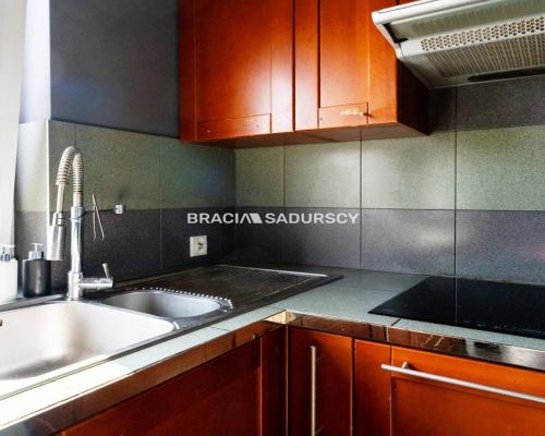 Płasz&oacute;w, ul. Saska - 6 pokojowe o powierzchni 106 m&sup2;. 
 
Dwupoziomowe, 6-pokojowe mieszkanie o łącznej powierzchni
