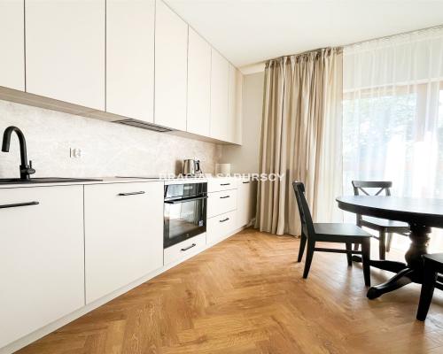 Nowoczesne studio na wynajem – umeblowane, balkon