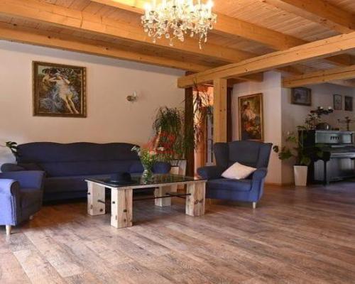 Nietuzinkowy dom z bali w otoczeniu natury