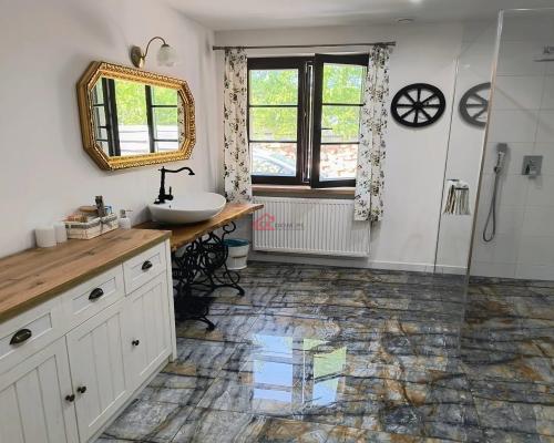 Nietuzinkowy dom z bali w otoczeniu natury