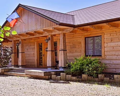 Nietuzinkowy dom z bali w otoczeniu natury
