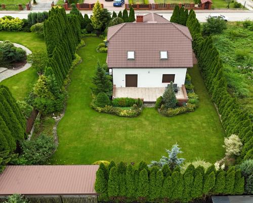 Dom z pięknym ogrodem i tarasem – Piaseczna Górka, blisko Kielc