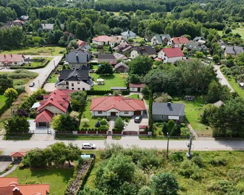Dom z ogrodem w spokojnej okolicy – Ćmińsk