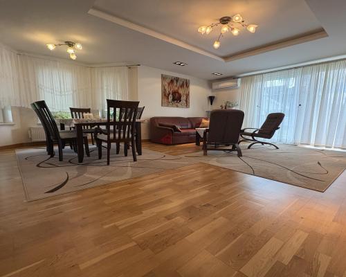 Dom z ogrodem w spokojnej okolicy – Ćmińsk