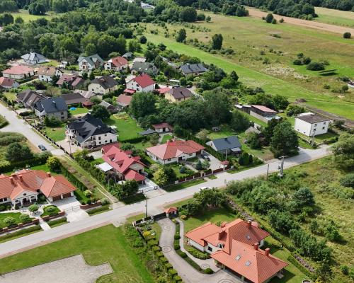Dom z ogrodem w spokojnej okolicy – Ćmińsk