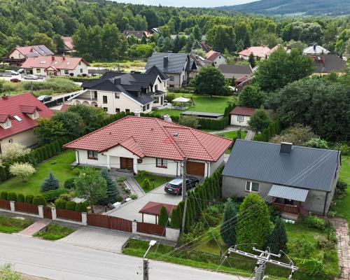 Dom z ogrodem w spokojnej okolicy – Ćmińsk