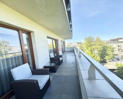 &lt;b&gt;Biuro Nieruchomości Ckdom prezentuje na sprzedaż prestiżowy apartament 56 m w topowej lokalizacji Kielc PROMENADA SOLN