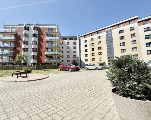 Biuro Nieruchomości Ckdom prezentuje przestronne dwupokojowe mieszkanie, które znajduje się na osiedlu Ślichowice przy ulicy Ka