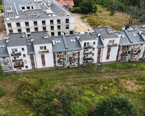 Prezentuje na sprzedaż przytulne, umeblowane mieszkanie o powierzchni 29,24 m z wyjątkowo dużym balkonem, idealnym miejscem na