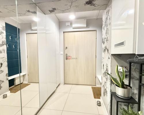 Prezentuje na sprzedaż przytulne, umeblowane mieszkanie o powierzchni 29,24 m z wyjątkowo dużym balkonem, idealnym miejscem na