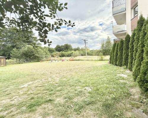 Prezentuje na sprzedaż przytulne, umeblowane mieszkanie o powierzchni 29,24 m z wyjątkowo dużym balkonem, idealnym miejscem na