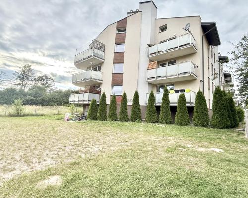 Prezentuje na sprzedaż przytulne, umeblowane mieszkanie o powierzchni 29,24 m z wyjątkowo dużym balkonem, idealnym miejscem na