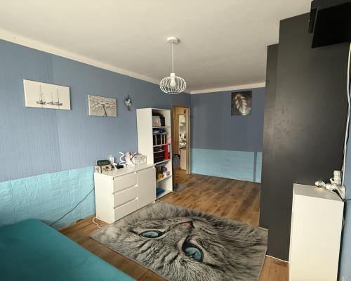 Na sprzedaż – 2-pokojowe mieszkanie 46 m², parter – widok na Góry Świętokrzyskie