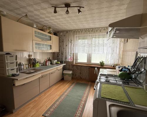 Na sprzedaż – 2-pokojowe mieszkanie 46 m², parter – widok na Góry Świętokrzyskie