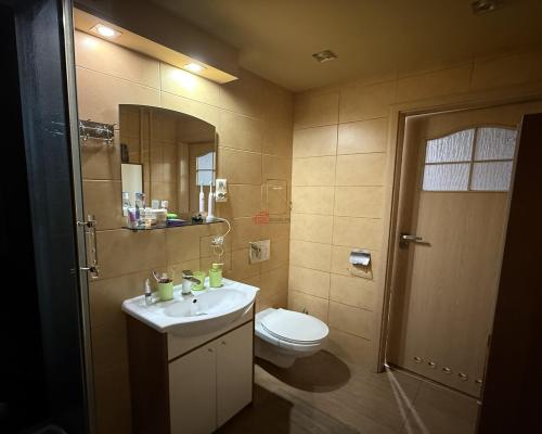 Na sprzedaż – 2-pokojowe mieszkanie 46 m², parter – widok na Góry Świętokrzyskie