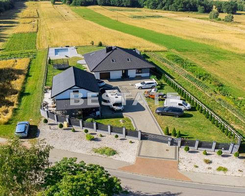 Komfortowy dom z basenem i budynkiem gospodarczym