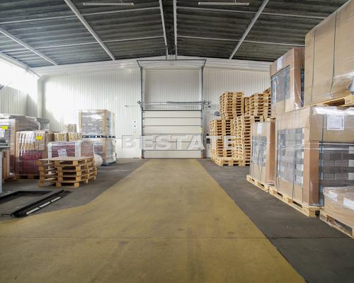 Oferujemy do wynajęcia   halę produkcyjno-magazynową   o powierzchni ok.   450m 2     położoną  w Tarnowie , w okolicy ul. Krak