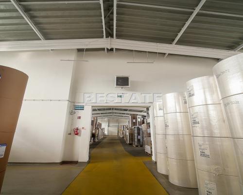 Oferujemy do wynajęcia   halę produkcyjno-magazynową   o powierzchni ok.   450m 2     położoną  w Tarnowie , w okolicy ul. Krak