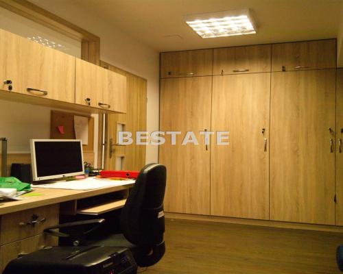 Oferujemy do wynajęcia lokal użytkowy o powierzchni 90 m2 , położony w suterenie wyremontowanej kamienicy w centrum Tarnowa. 
W