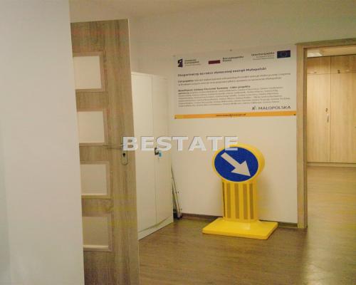 Oferujemy do wynajęcia lokal użytkowy o powierzchni 90 m2 , położony w suterenie wyremontowanej kamienicy w centrum Tarnowa. 
W