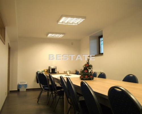 Oferujemy do wynajęcia lokal użytkowy o powierzchni 90 m2 , położony w suterenie wyremontowanej kamienicy w centrum Tarnowa. 
W