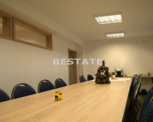 Oferujemy do wynajęcia lokal użytkowy o powierzchni 90 m2 , położony w suterenie wyremontowanej kamienicy w centrum Tarnowa. 
W
