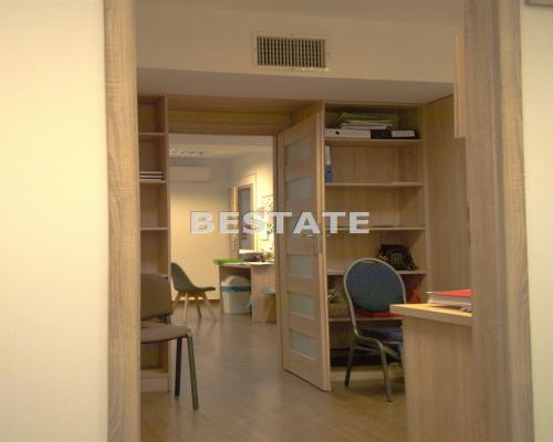 Oferujemy do wynajęcia lokal użytkowy o powierzchni 90 m2 , położony w suterenie wyremontowanej kamienicy w centrum Tarnowa. 
W
