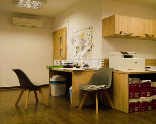 Oferujemy do wynajęcia lokal użytkowy o powierzchni 90 m2 , położony w suterenie wyremontowanej kamienicy w centrum Tarnowa. 
W