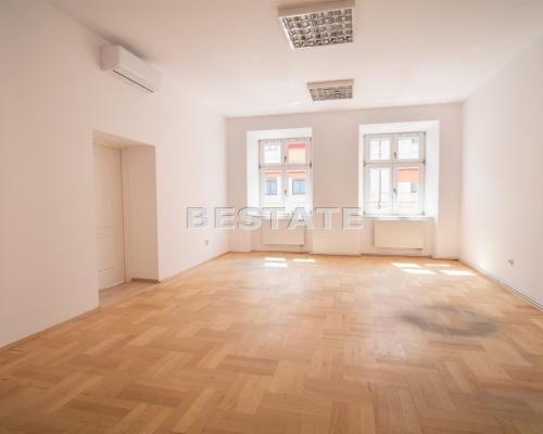 Do wynajęcia lokal położony przy ulicy   Krakowskiej w Tarnowie!   
 
Lokal o powierzchni  106 m2  znajduje się na pierwszym pi