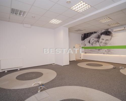 Do wynajęcia lokal z dużą witryną położony przy ulicy   Krakowskiej w Tarnowie!   
 
Lokal z  najduje się na parterze w budynku