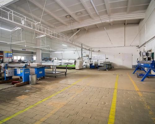 Oferujemy do wynajęcia   halę produkcyjno-magazynową   o powierzchni ok.   450m 2     położoną  w Tarnowie , w okolicy ul. Krak