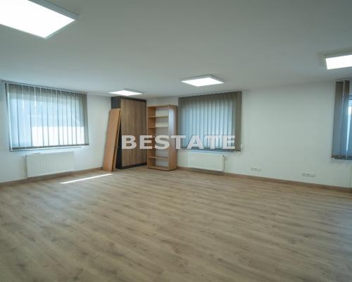 Do wynajęcia wolnostojący budynek biurowy o powierzchni 250 m 2  położony przy ulicy Przemysłowej w Tarnowie.   
 
Media: prąd,