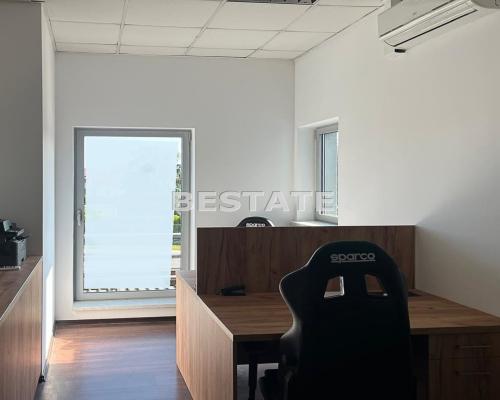 Oferujemy do wynajęcia   budynek handlowo-usługowo-biurowy   o powierzchni   361,67 m 2    położony w   Ostrowie (gm. Wierzchos
