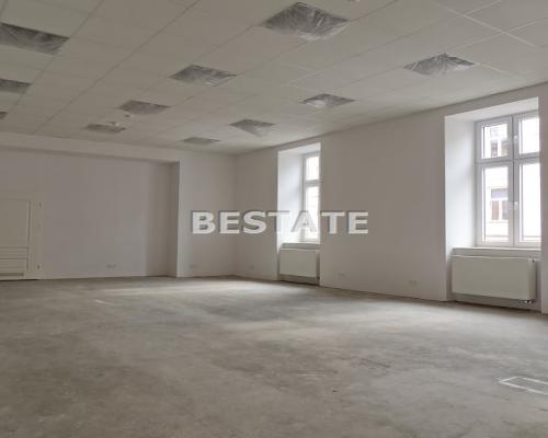 Oferujemy do wynajęcia lokal użytkowy o powierzchni 85 m2, położony na pierwszym piętrze kamienicy w ścisłym centrum Tarnowa. L