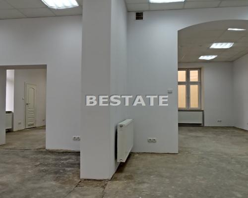 Oferujemy do wynajęcia lokal użytkowy o powierzchni 82 m2, położony na pierwszym piętrze kamienicy w ścisłym centrum Tarnowa. L