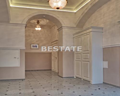 Oferujemy do wynajęcia lokal użytkowy o powierzchni 82 m2, położony na pierwszym piętrze kamienicy w ścisłym centrum Tarnowa. L